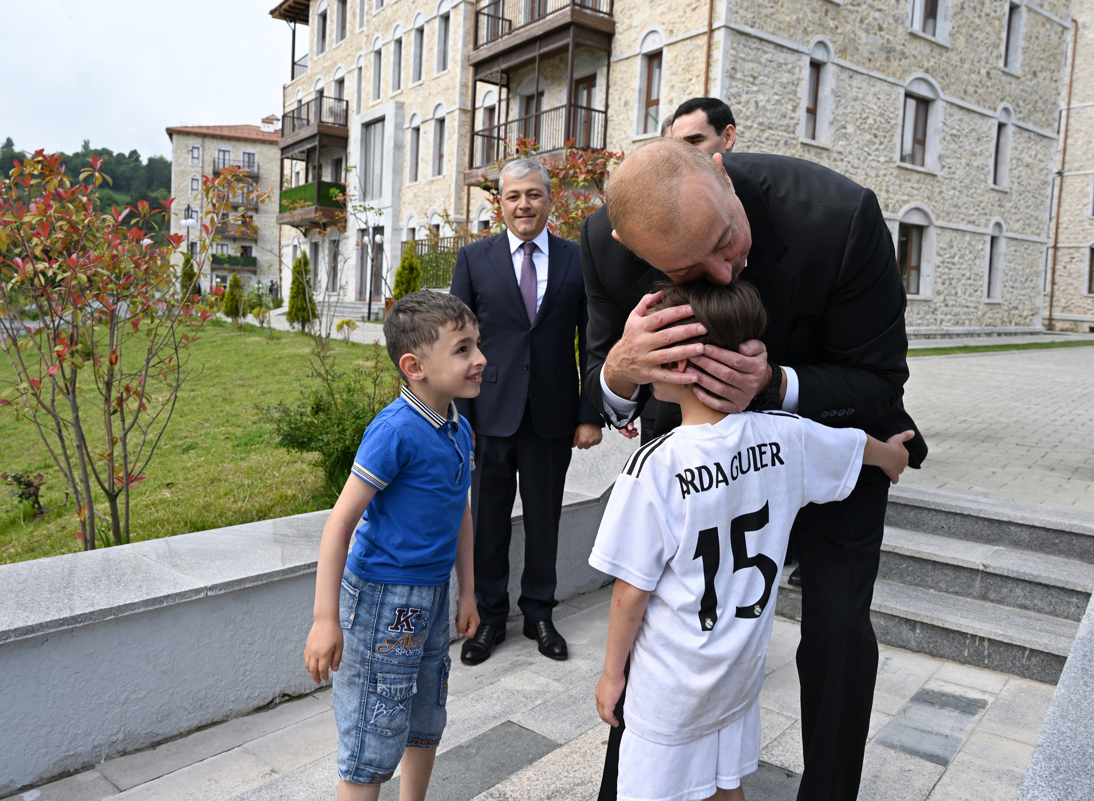 Prezidentlər Şuşa şəhərində inşa edilmiş birinci yaşayış kompleksində olublar - FOTO