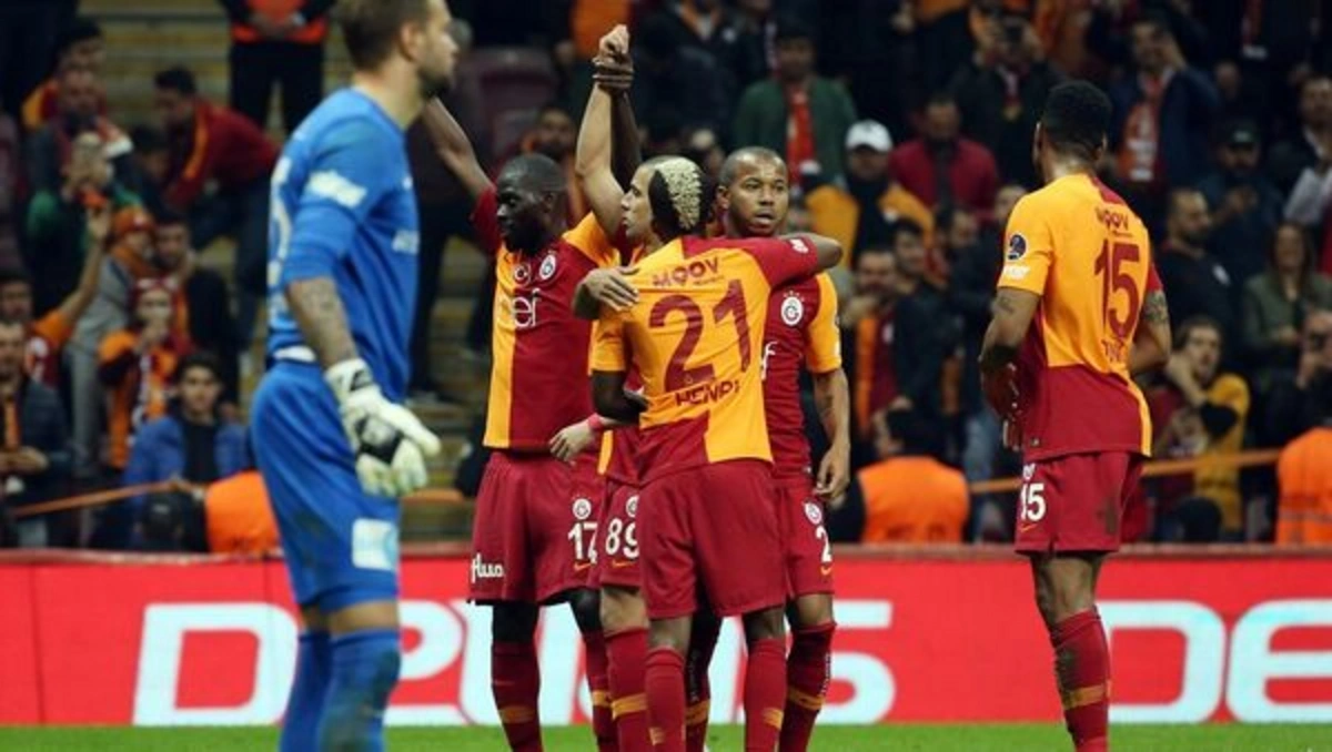 "Qalatasaray"ın keçmiş futbolçusu klubsuz qaldı - FOTO