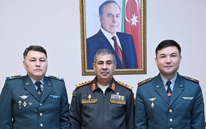Azərbaycan müdafiə naziri Qazaxıstanın yeni hərbi attaşesini qəbul edib