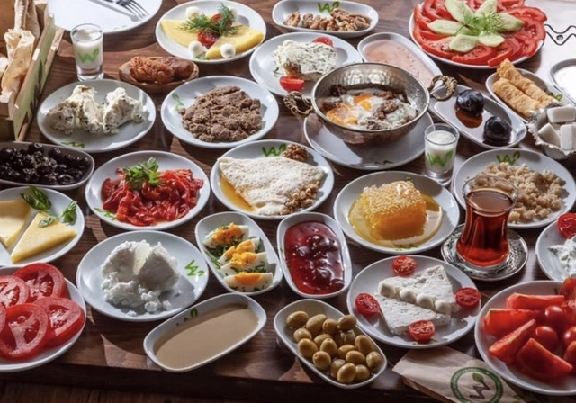 Səhər yeməyi inqilabı: Bakıda yeni həyat tərzi necə formalaşır? - ARAŞDIRMA