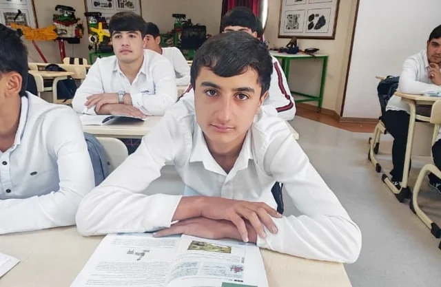 63 yaşlı nənə 16 yaşlı nəvəsi ilə eyni liseydə oxuyur - FOTO