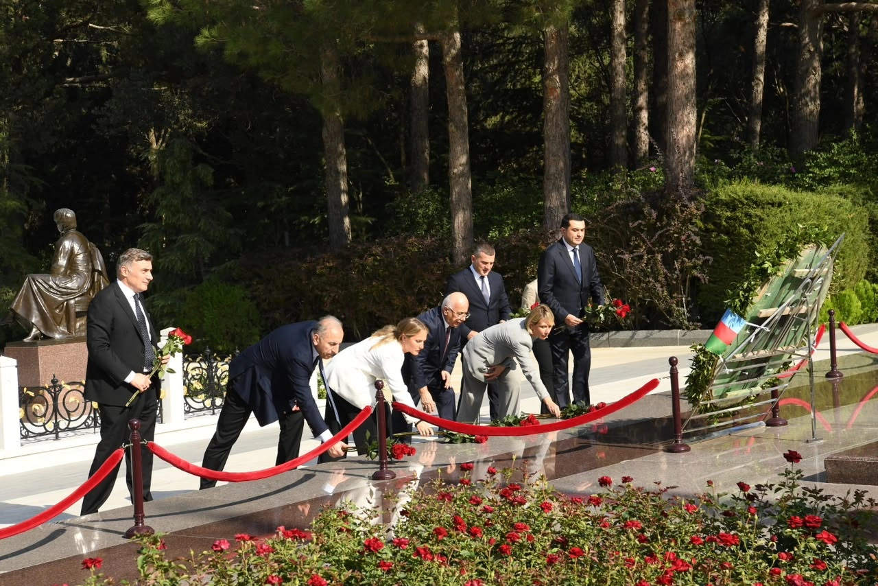 Nino Tsilosani Fəxri xiyabanı və Şəhidlər xiyabanını ziyarət edib - FOTO