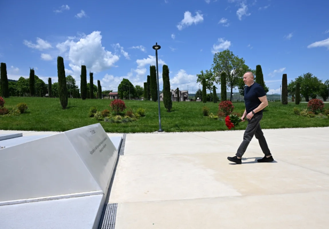 Prezident İlham Əliyev Xankəndi şəhərində Zəfər tağının önünə gül dəstələri düzüb - FOTO