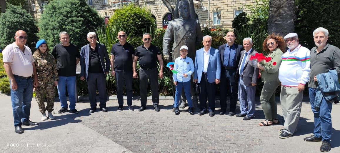 AzVP rəhbərliyi İstiqlal abidəsini ziyarət edib - FOTO