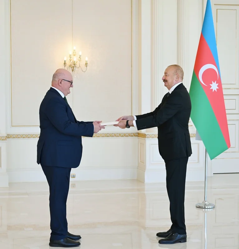 İlham Əliyev Böyük Britaniyanın yeni səfirinin etimadnaməsini qəbul etdi - FOTO