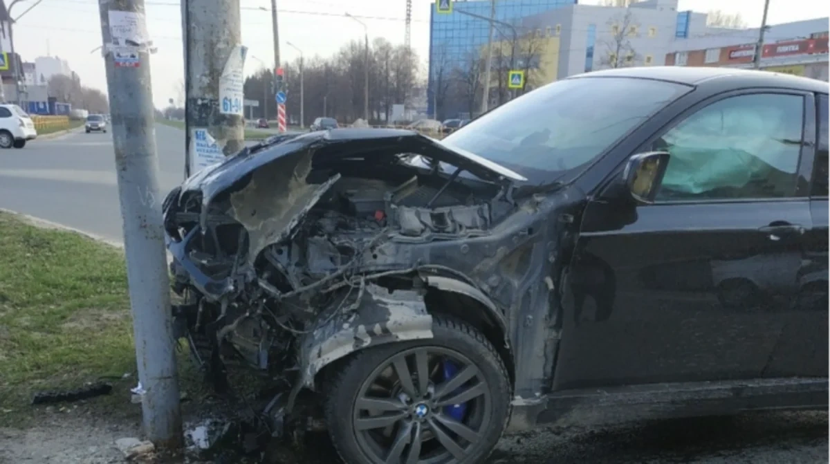 Bakıda BMW işıq dirəyinə ÇIRPILDI: XƏSARƏT ALAN VAR - FOTO