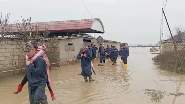 Xaçmazda selin fəsadları: 500-dən çox evi su basıb, avtomobil körpüsü dağılıb - FOTO - VİDEO