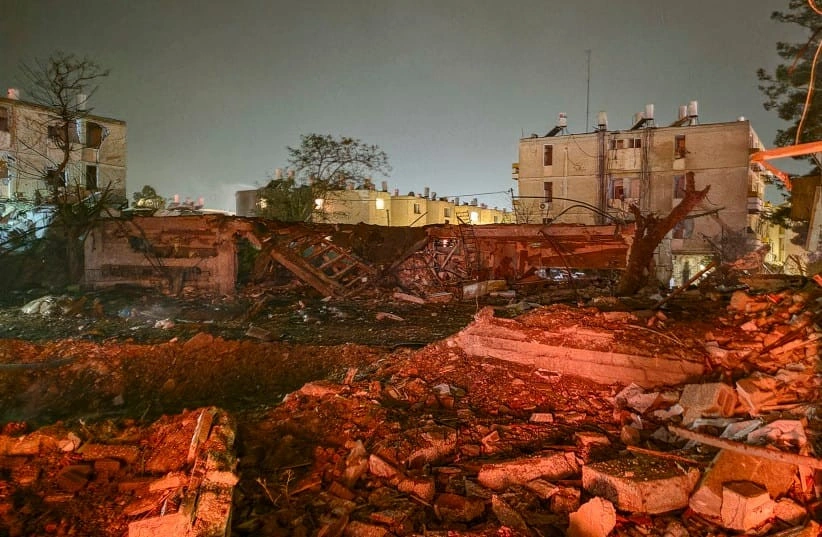 İsrail mediası İranın ballistik raket zərbələrinin yaratdığı dəhşətli dağıntıların görüntülərini təqdim etdi...-FOTOLAR