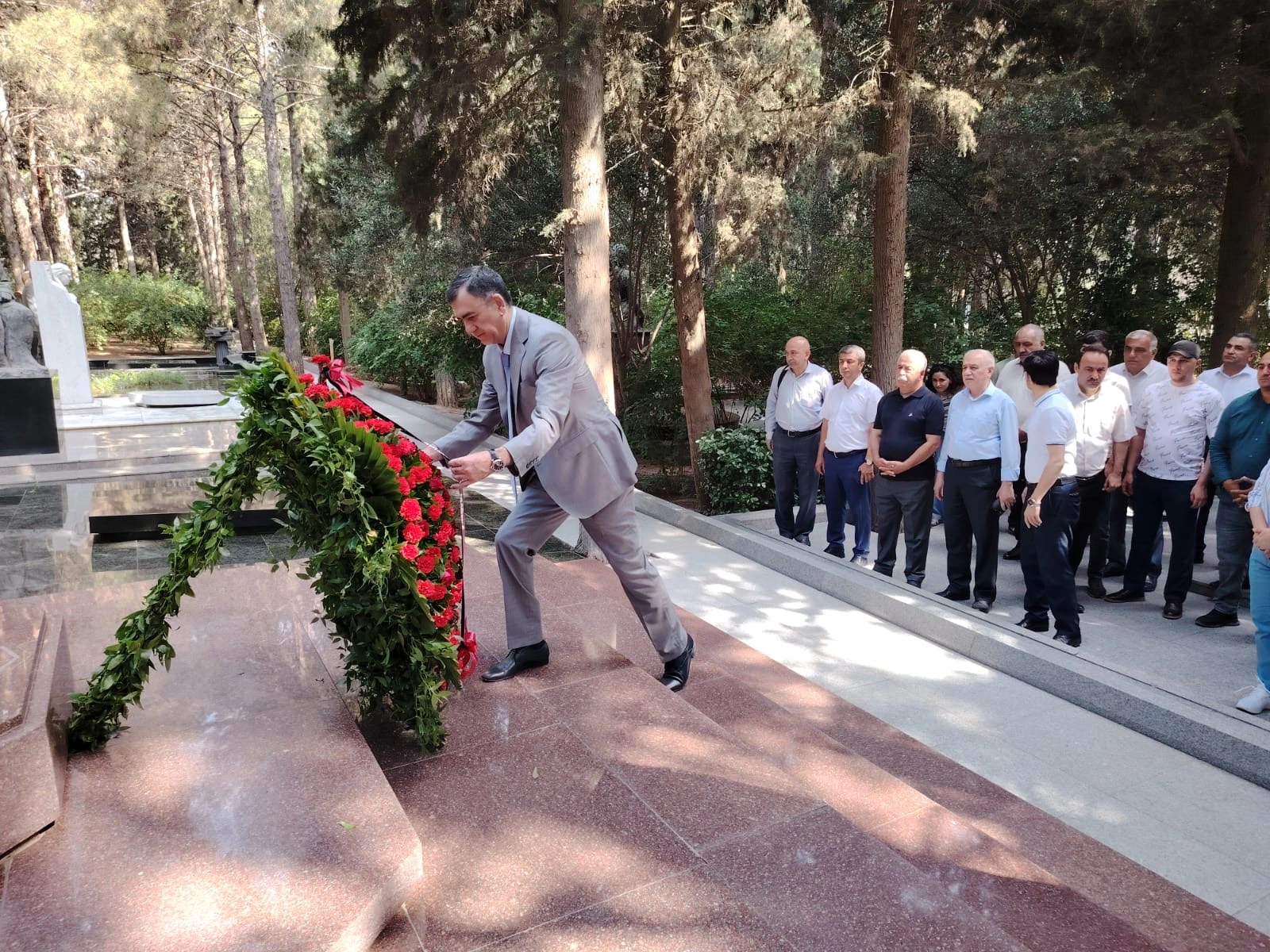 ƏHD Partiyası Əbülfəz Elçibəyin məzarını ziyarət edib - FOTO