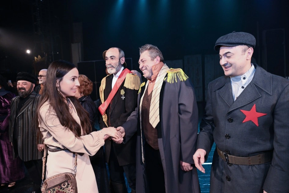 Leyla Əliyeva “Neft bumu hamıya gülümsəyir” tamaşasının nümayişində - FOTOLAR