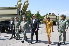 Prezident Naxçıvanda yeni komando hərbi hissələrinə Döyüş bayraqlarının verilməsi mərasimində iştirak edib - FOTO