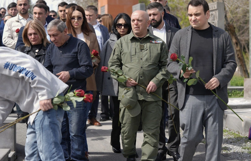 Ağdərədə sərxoş olub panika yaradan erməni hərbçi Samvel Karapetyanın partiyasının rəmzinə çevrildi...-FOTO