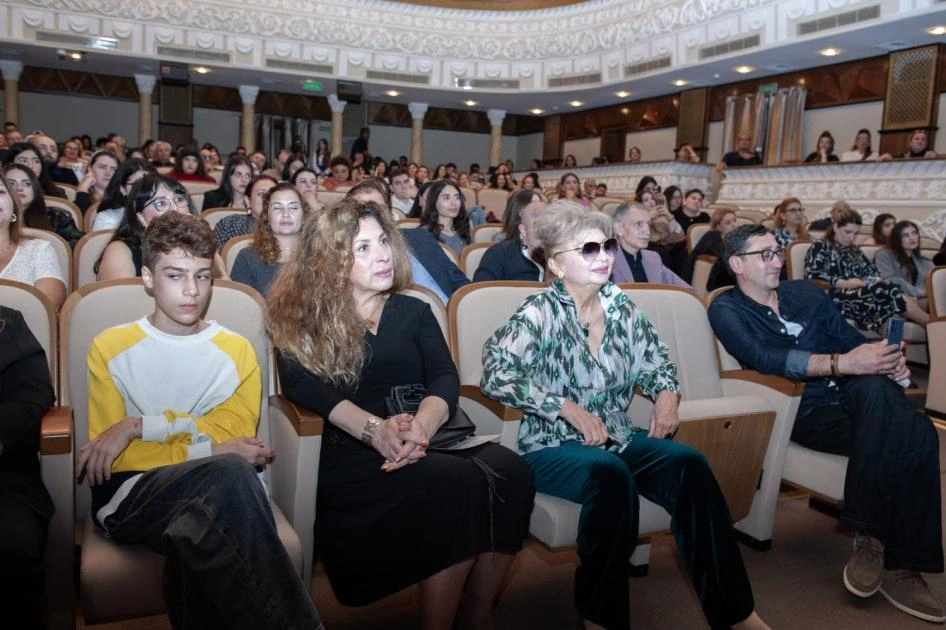Rafael Dadaşovun yubileyində qızı və xanımı ayrı-ayrı yerlərdə oturdular:  “Mən onları görmədim”  - FOTOLAR