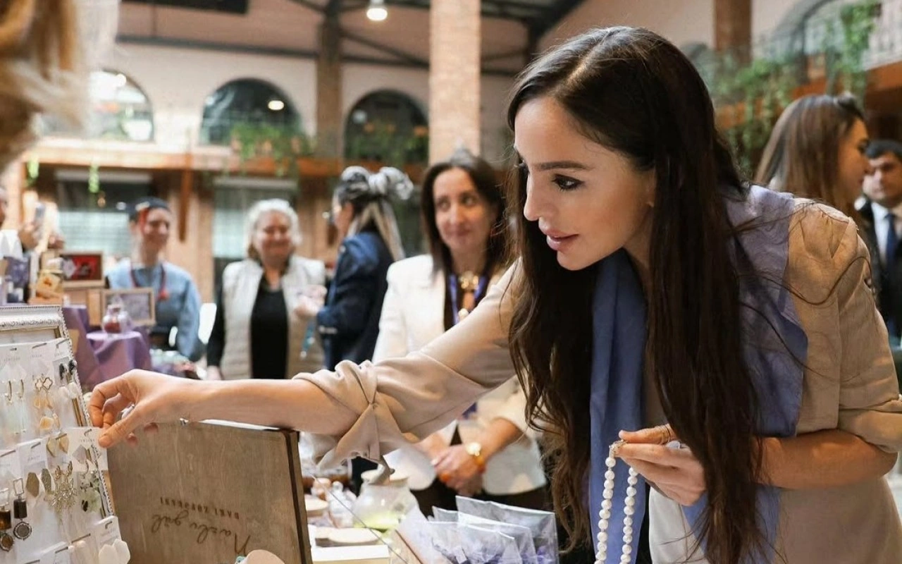 Prezidentin qızları və gəlini "Woman Bazaar" festivalında - FOTOLAR