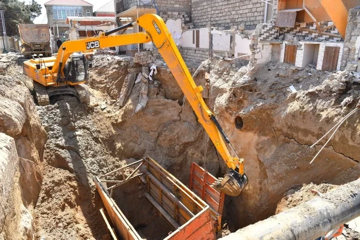 Keşlədə çökən kollektorun qəzalı hissəsi dəyişdirilir - FOTO
