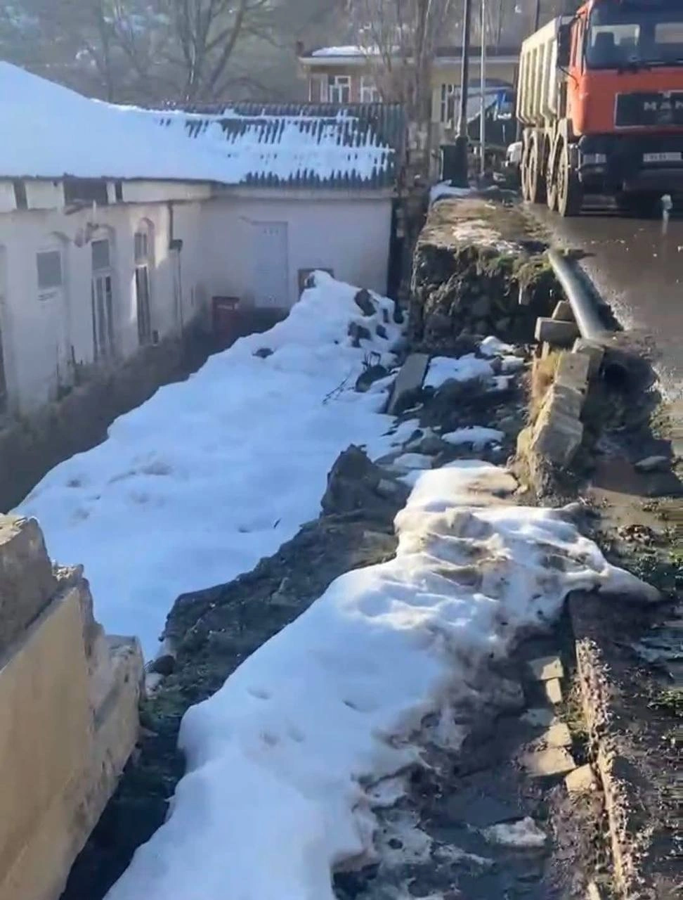 Yardımlı SOS verir: Küçələr palçıq içində, şəhər baxımsızlıqdan çökür