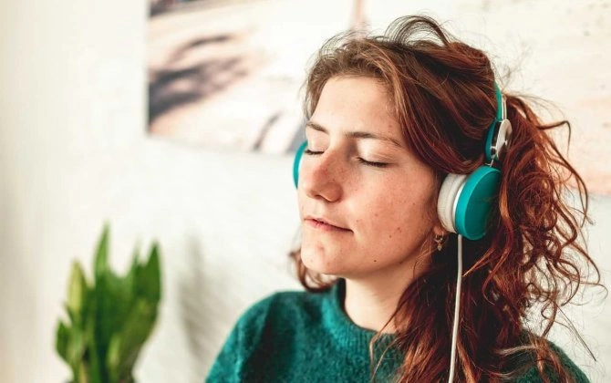 Yemək yeyərkən bu musiqini dinləyənlər daha sağlam qida seçir – Alimlər açıqladı