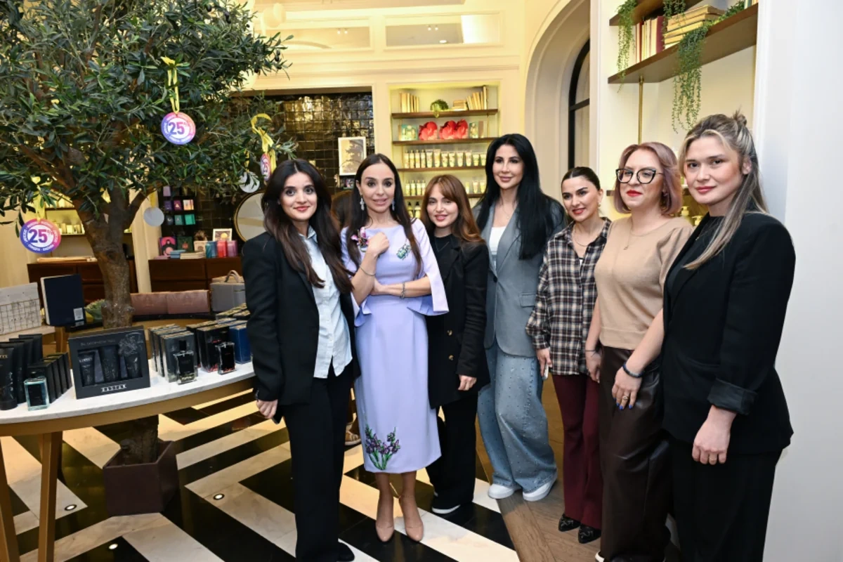 Leyla Əliyeva "Mənzərəyə açılan ev" mövzusunda qrup sərgisində iştirak edib - FOTO