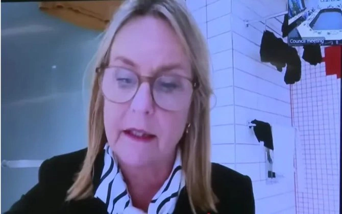 İclasa hamam otağından qatıldı, müzakirələrə səbəb oldu - VİDEO