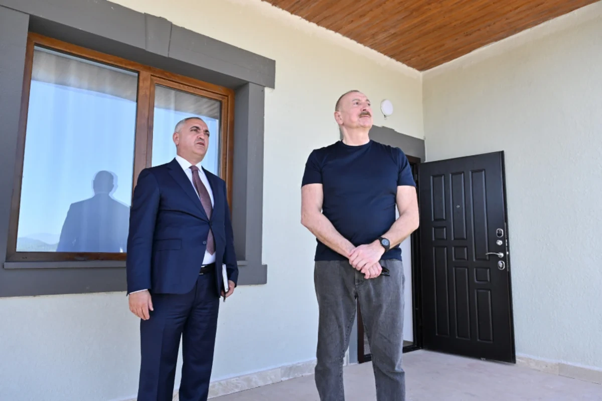 İlham Əliyev Xocalıda hərbi qulluqçular üçün nəzərdə tutulan fərdi evlərdə yaradılmış şəraitlə tanış olub - FOTO