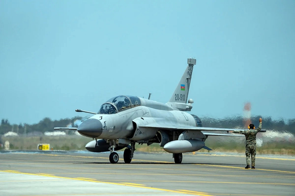 Pilotlarımız çətin döyüş manevrləri üzrə tapşırıqlar yerinə yetiriblər - FOTOLAR