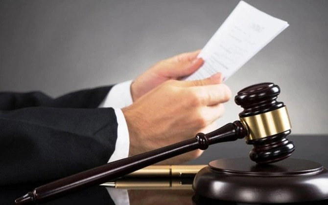 Bakıda kürəkənini öldürmək istəyən ata ilə oğlunun cəzası azaldıldı