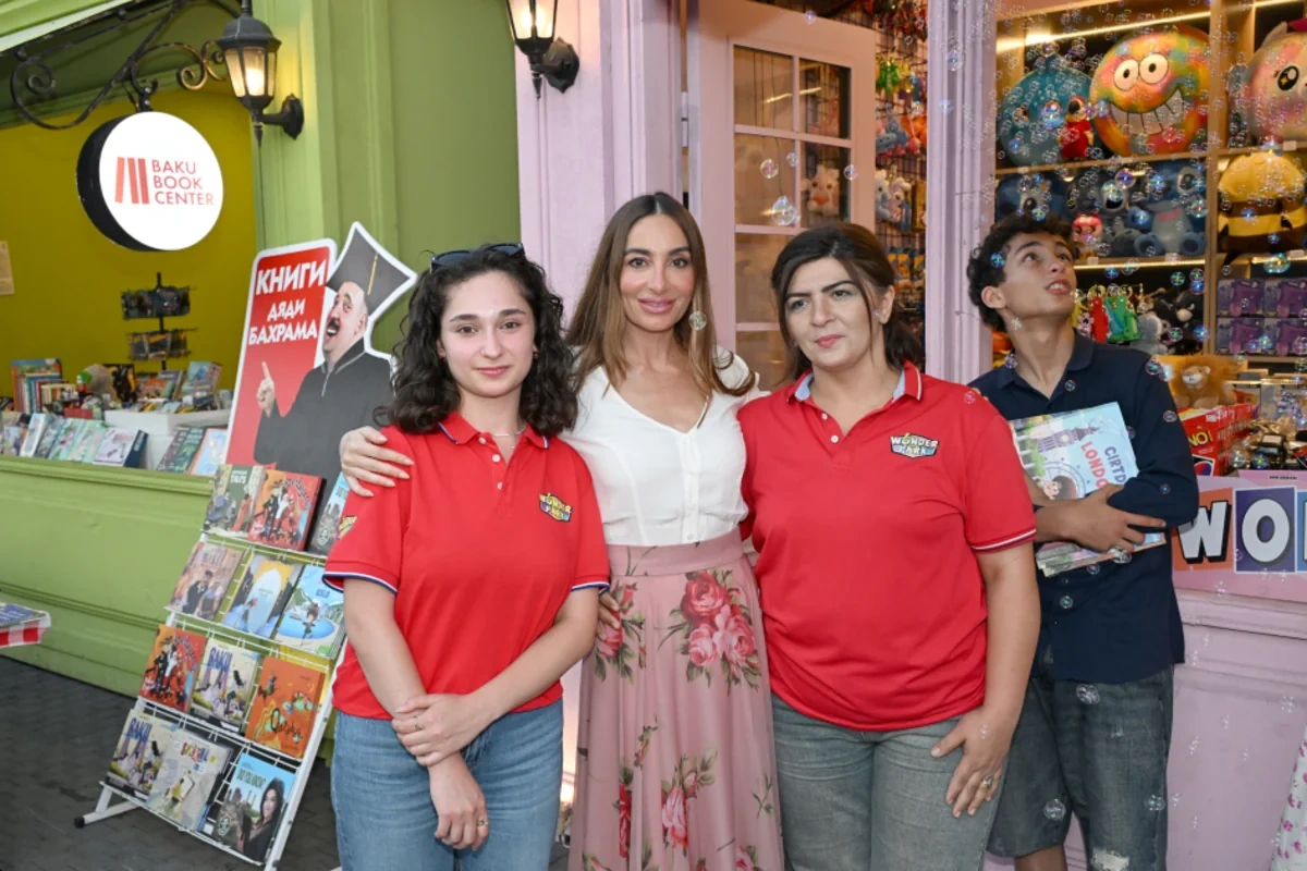Leyla və Arzu Əliyevalar "CandyFest" yay festivalını ziyarət edib, "Sehrli mirvari" su sirki şousunu izləyiblər - FOTO
