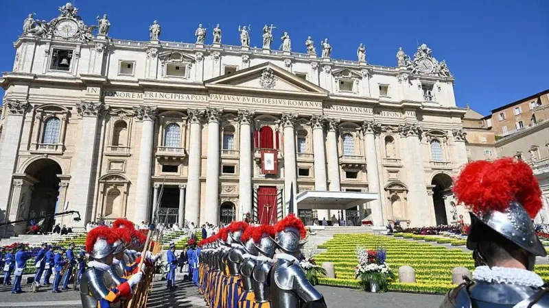 "Silahları yerə qoyun": Roma Papası ilk Pasxa müraciətində dünyaya sülh mesajı verdi - BBC