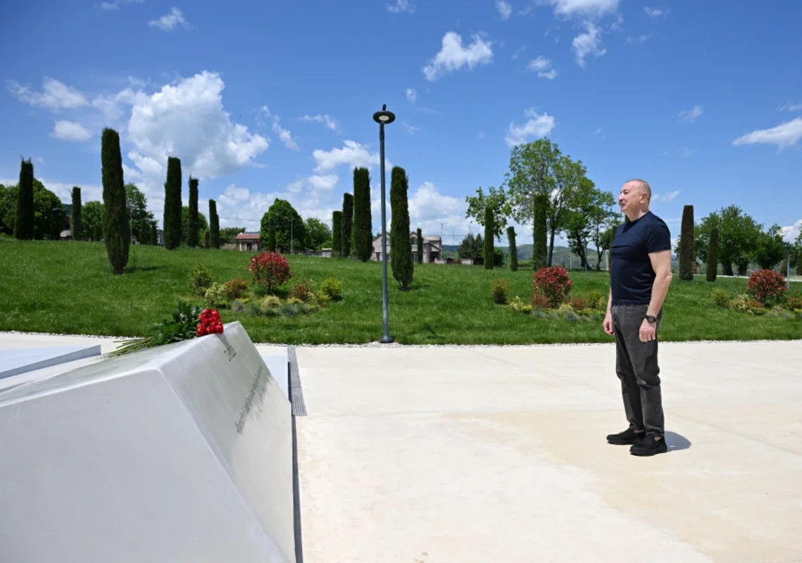 Prezident İlham Əliyev Xankəndi şəhərində Zəfər tağının önünə gül dəstələri düzüb - FOTO