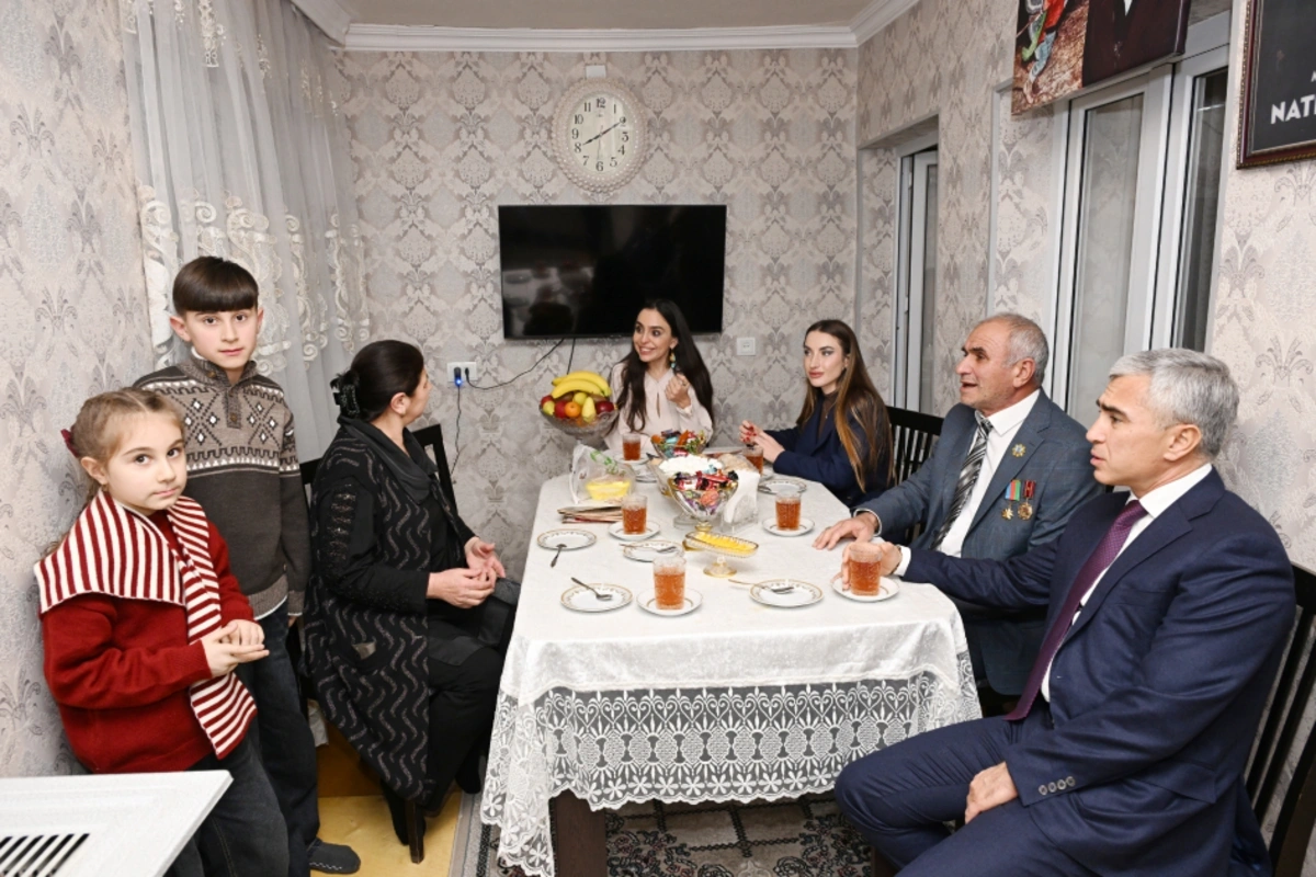 Leyla Əliyeva və Alyona Əliyeva Gəncə Memorial Kompleksini və Milli Qəhrəman Natiq Qasımovun ailəsini ziyarət ediblər - FOTO