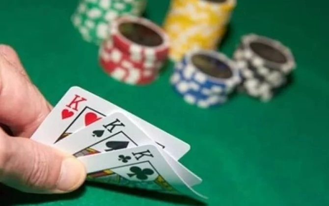 Kafedə dostları ilə qumar oynayan 74 yaşlı kişi CƏRİMƏLƏNDİ