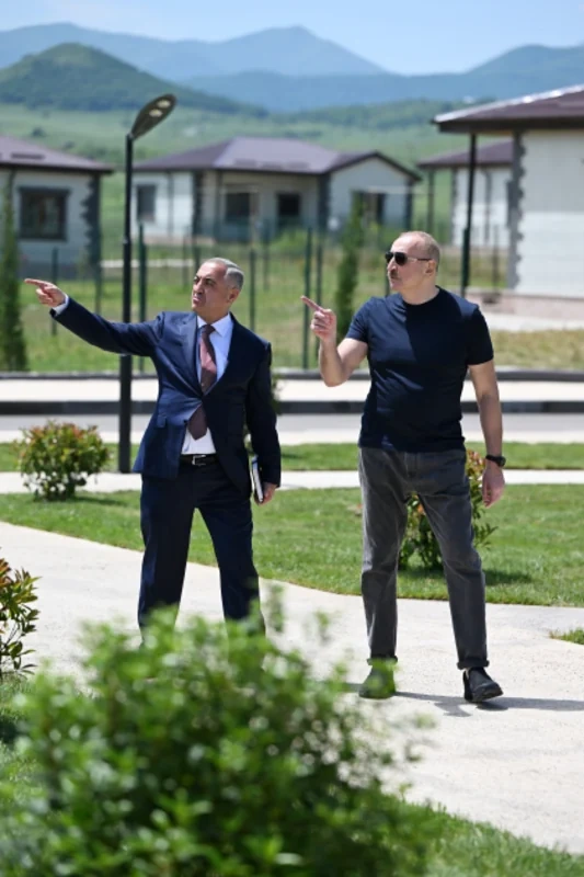 İlham Əliyev Xocalıda hərbçilərə tikilən evlərlə tanış oldu - FOTO