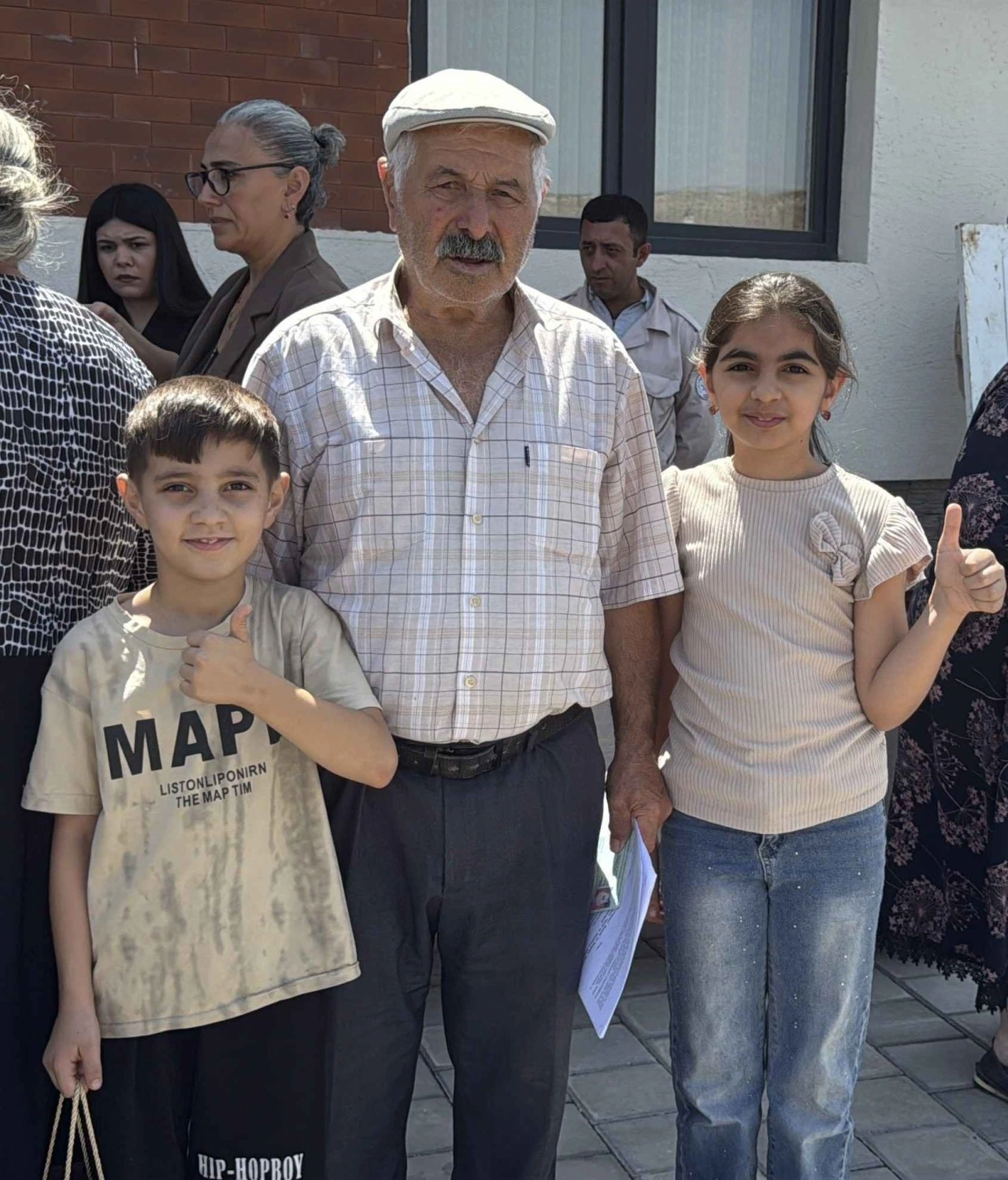 Növbəti köç Şükürbəyli kəndinə çatdı: Ailələrə evlərin açarları təqdim edildi - FOTO