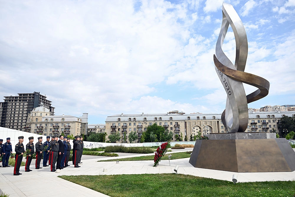 Müdafiə Nazirliyinin rəhbər heyəti Fəxri Xiyaban, Zəfər parkı və Hərbi Memorial Məzarlığı ziyarət etdi - FOTO/VİDEO