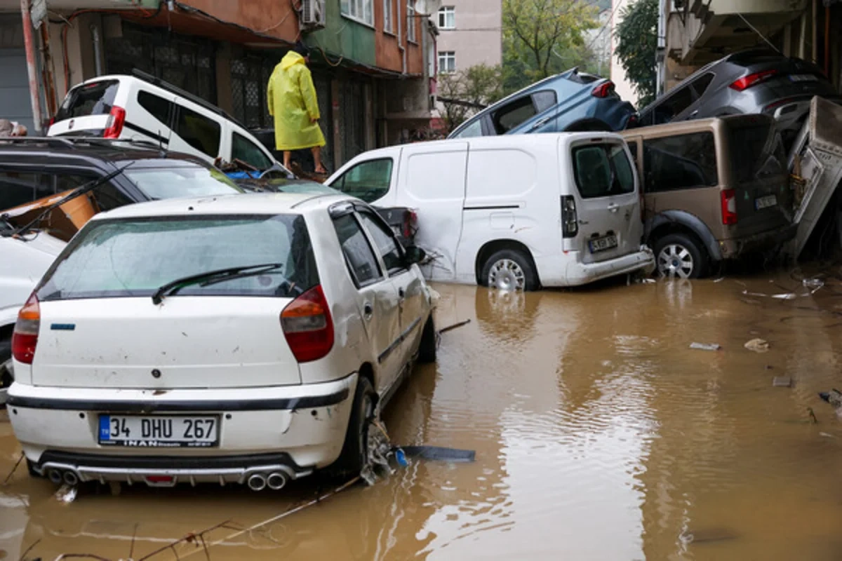İstanbulda sel fəlakətində ölənlərin sayı artdı