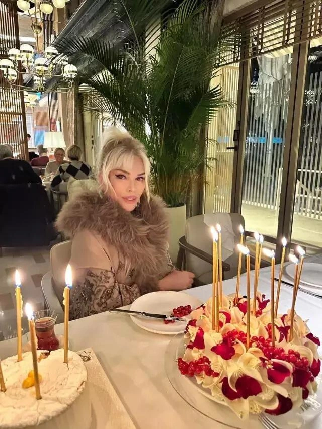 Kim deyər ki, 80 yaşı var? - FOTO