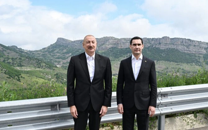 İlham Əliyev və Sərdar Berdiməhəmmədov Daşaltı kəndinin fonunda şəkil çəkdiriblər - FOTO