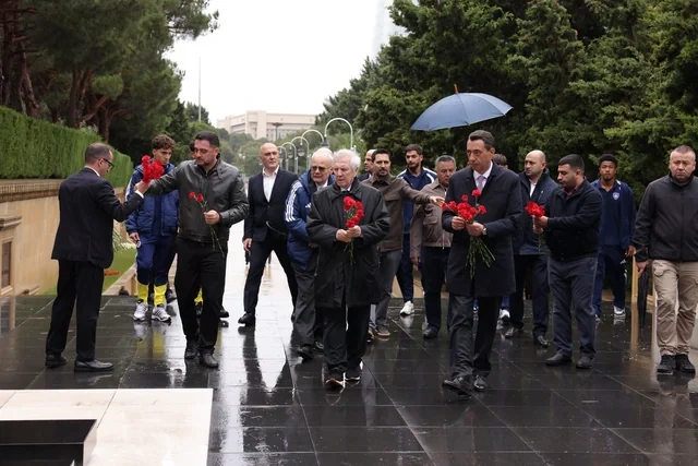 "Fənərbağça"nın nümayəndələri Heydər Əliyevin məzarını və Şəhidlər xiyabanını ziyarət ediblər - FOTO