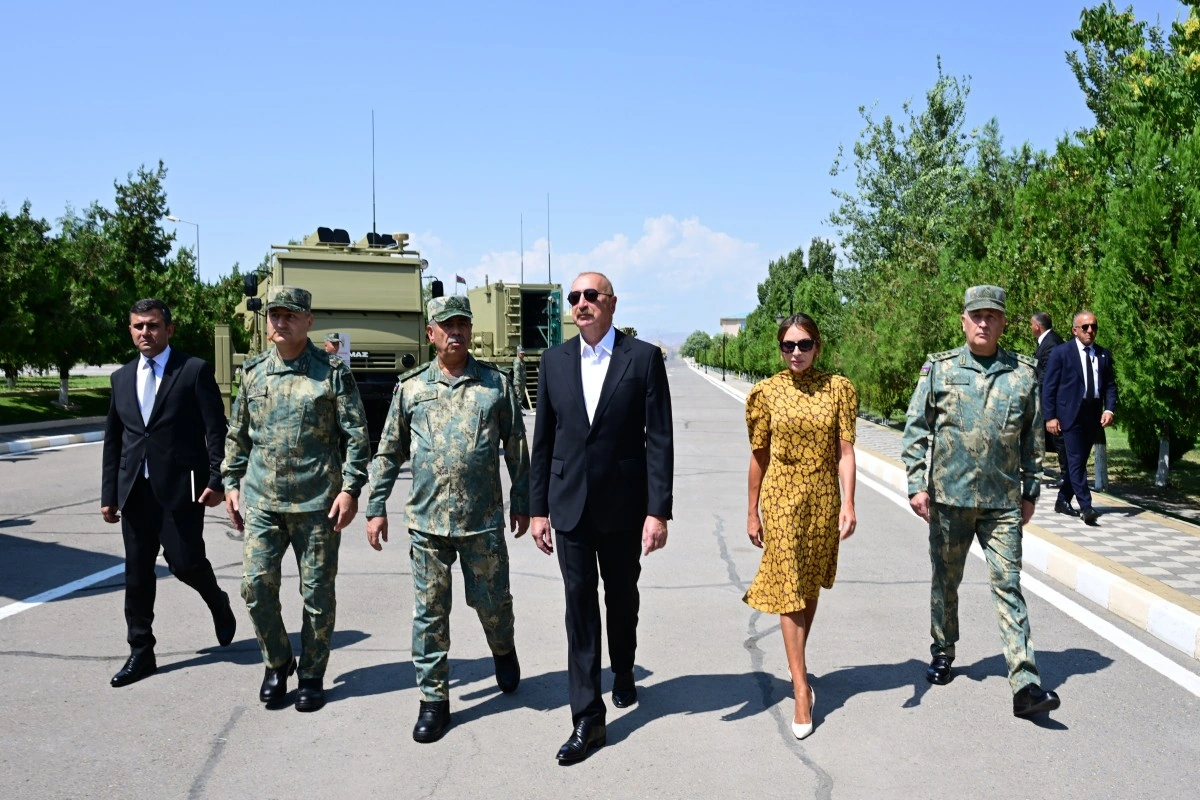 Prezident Naxçıvanda yeni komando hərbi hissələrinə Döyüş bayraqlarının verilməsi mərasimində iştirak edib - FOTO