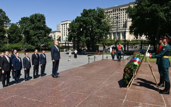 Ceyhun Bayramov Moskvada "Naməlum əsgər" məzarını ziyarət etdi - FOTO