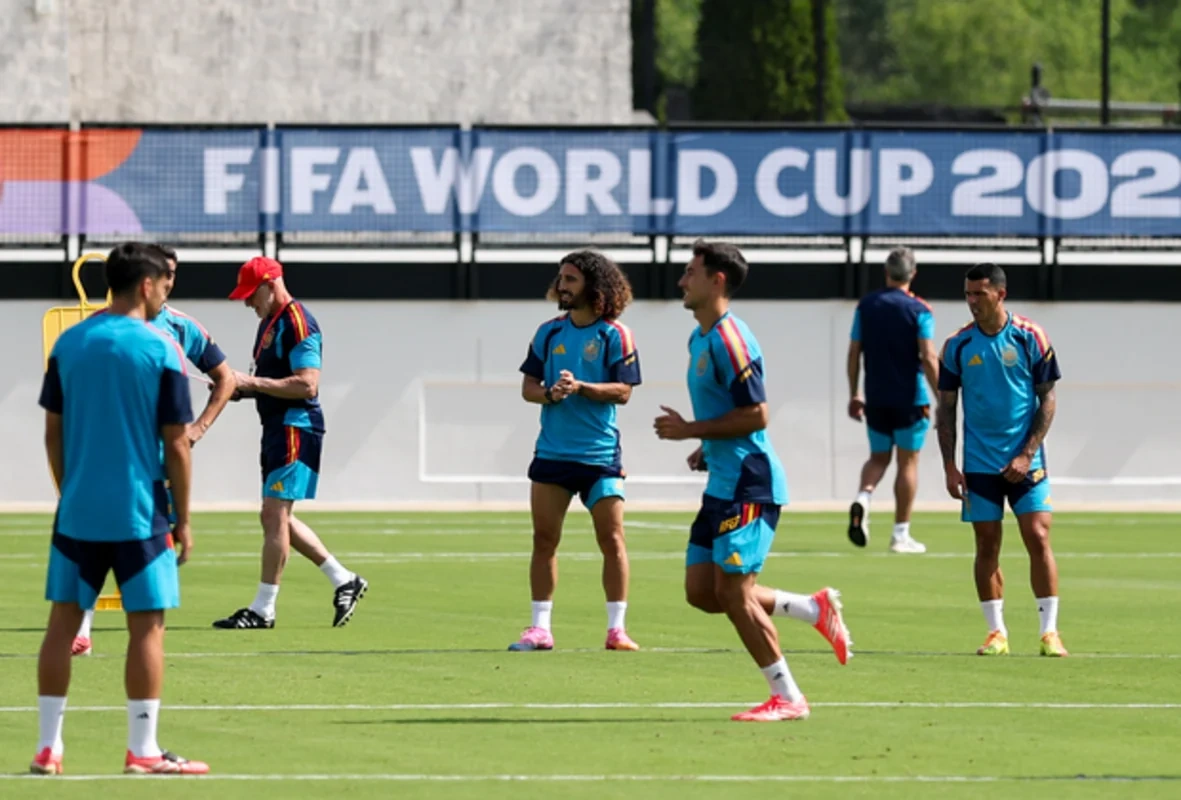 İspaniya millisinin məşqində təhlükə - Futbolçular qapalı zala sığındılar