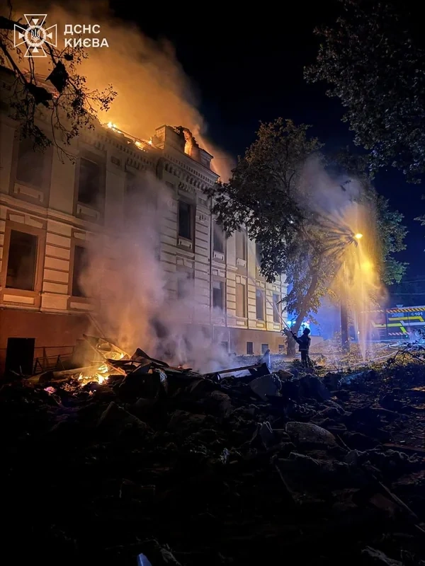 Rusiya ordusu Kiyevə zərbələr endirdi: Ölən və yaralananlar var - FOTO