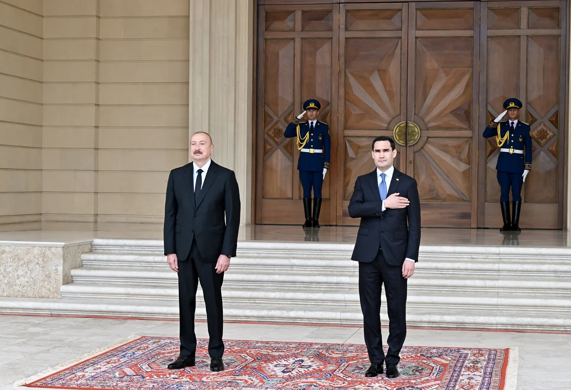 İlham Əliyev Sərdar Berdiməhəmmədovu Bakıda qarşıladı - FOTO