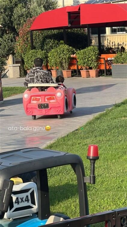 Razi qalmaqalla boşandığı ərinin fotosunu paylaşdı