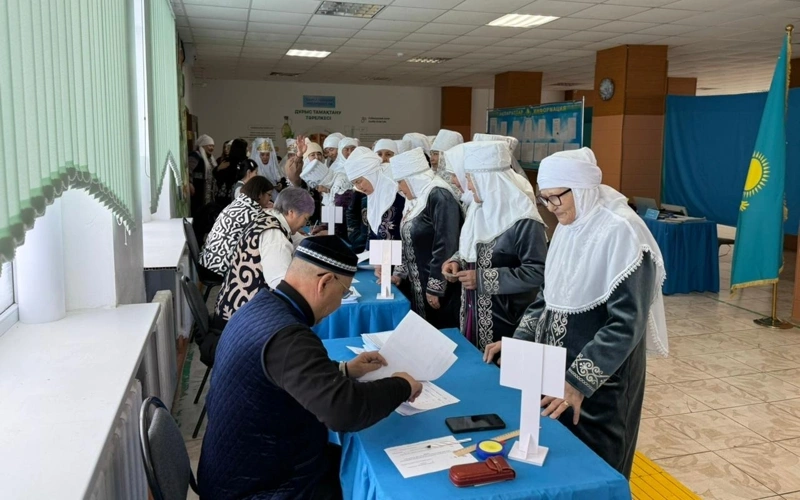 Qazaxıstandakı referendumda 60 qayınana və 60 gəlin birlikdə səs verdi - FOTO
