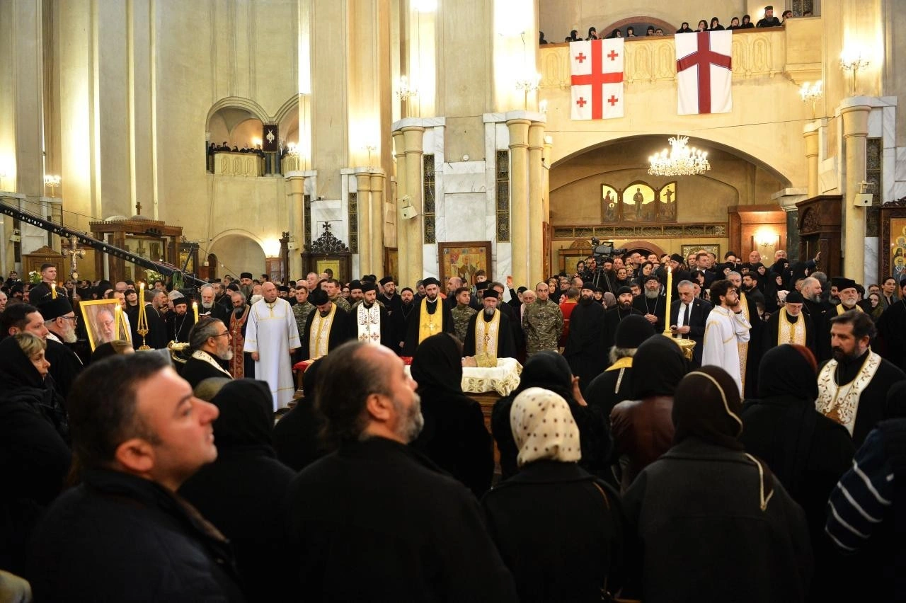 Sahibə Qafarova II İlyanın dəfn mərasimində iştirak edib - FOTO