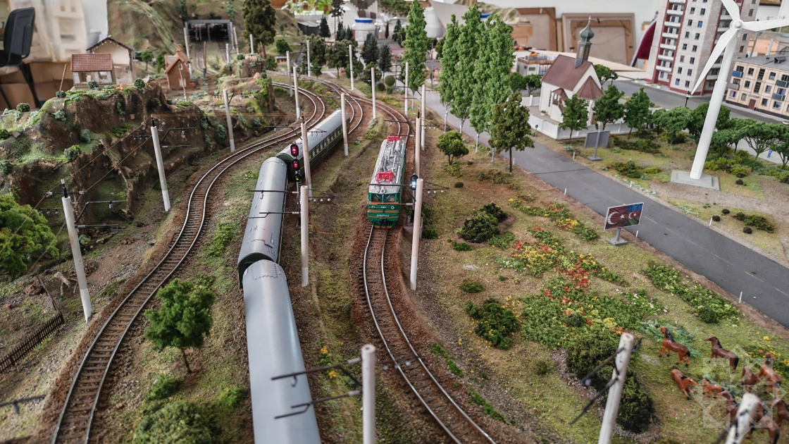 Bərdəli rəssam Qarabağın miniatür dəmir yolu maketini hazırlayır - FOTO