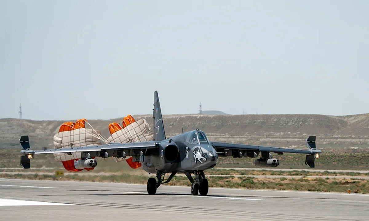 Pilotlarımız çətin döyüş manevrləri üzrə tapşırıqlar yerinə yetiriblər - FOTOLAR