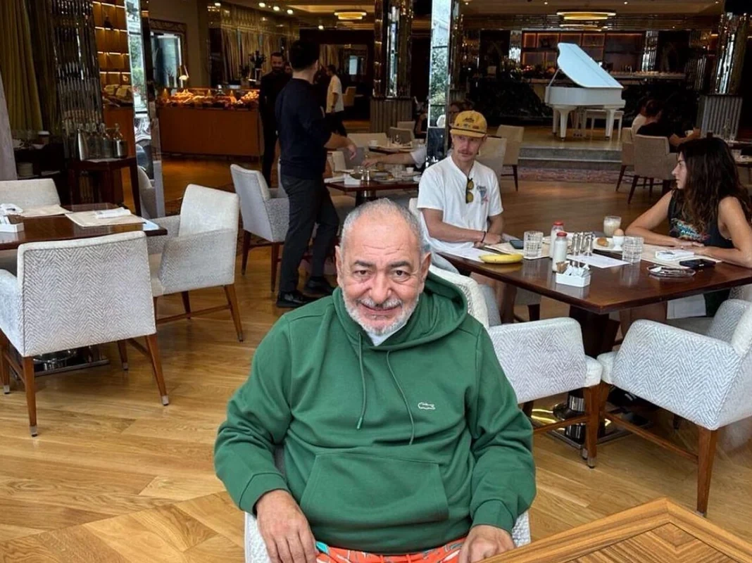 Məşhur türkiyəli teleaparıcı Reha Muhtar xəstəxanaya yerləşdirildi - FOTO