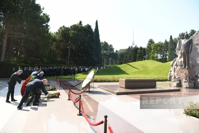 XİN-in kollektivi Zəfər parkı və Zəfər abidəsini ziyarət edib - YENİLƏNİB + FOTO